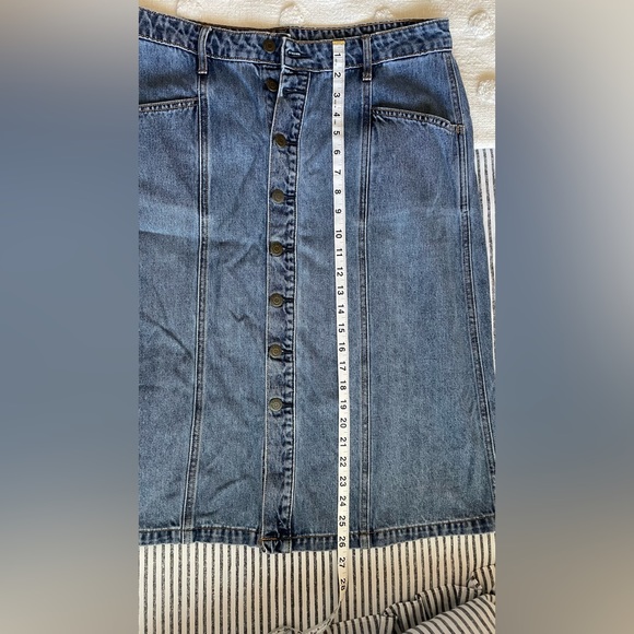 Cute denim Old Navy skirt with buttons - Picture 5 of 9